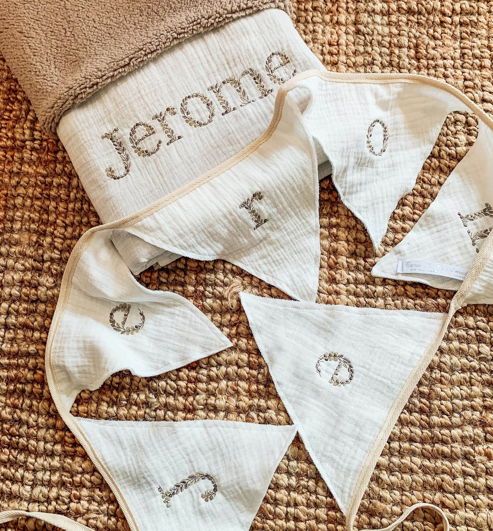 Vlaggenlijn - Slingers - Handgemaakte & geborduurde verjaardagslingers - Natural - Caro B Handmade