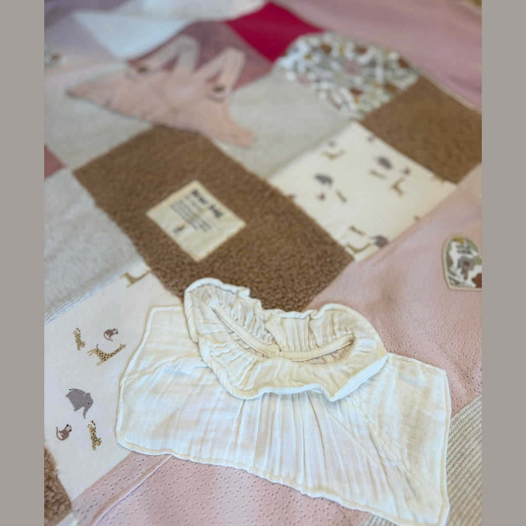 Koesterdeken met babykleding - Handgemaakt Caro B Handmade