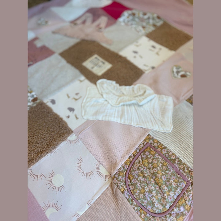 Koesterdeken met babykleding - Handgemaakt Caro B Handmade