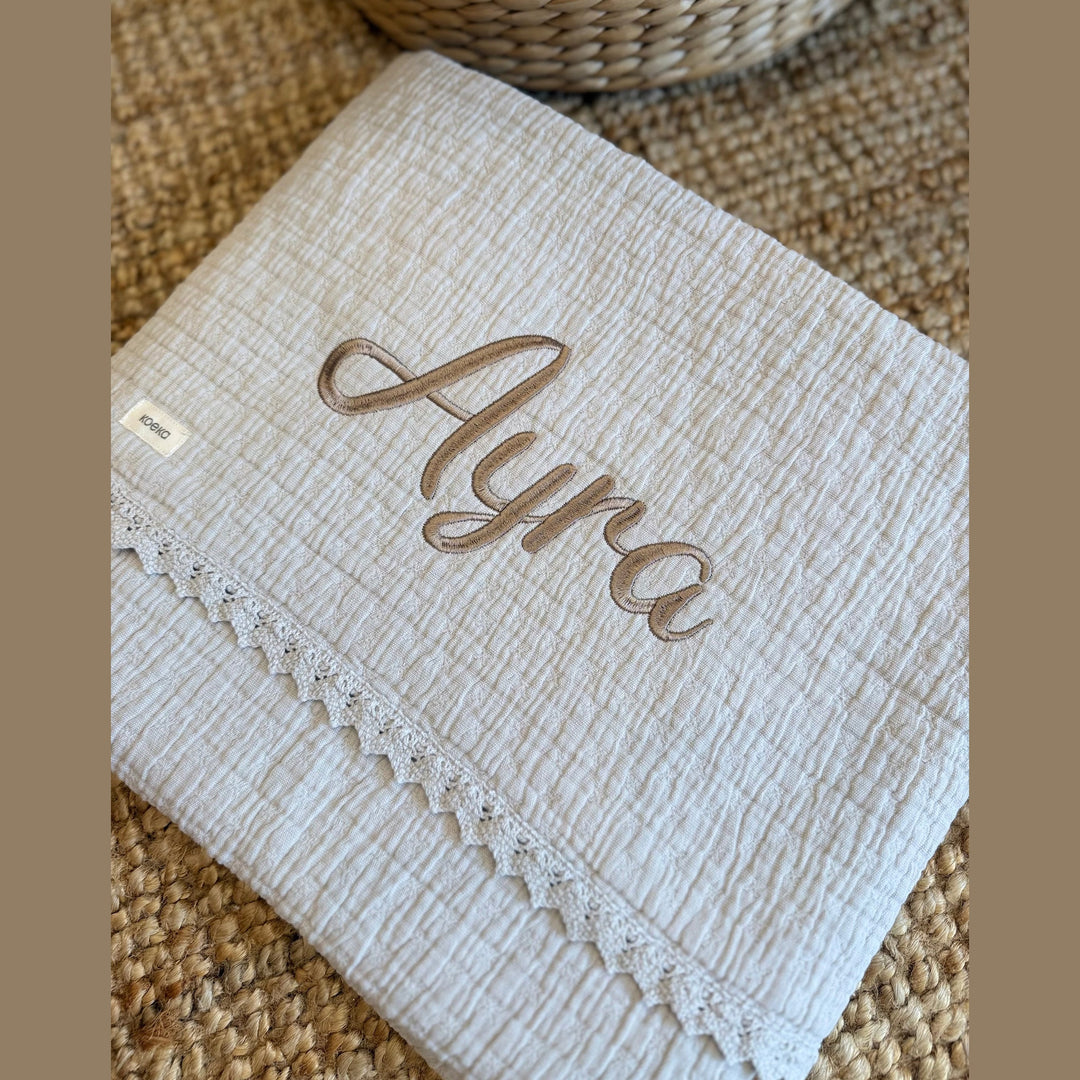 Koeka Babydeken Lace Elba met Naam - Borduren Koeka
