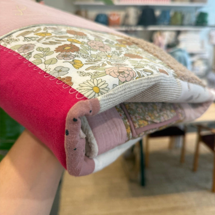 Koesterdeken met babykleding - Handgemaakt Caro B Handmade