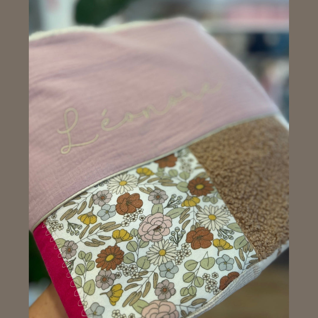 Koesterdeken met babykleding - Handgemaakt Caro B Handmade