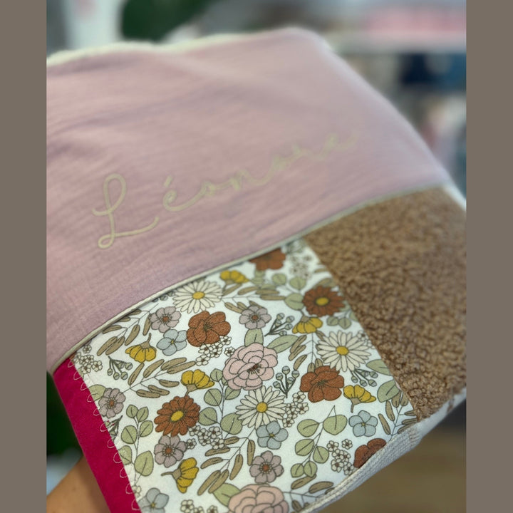 Koesterdeken met babykleding - Handgemaakt Caro B Handmade
