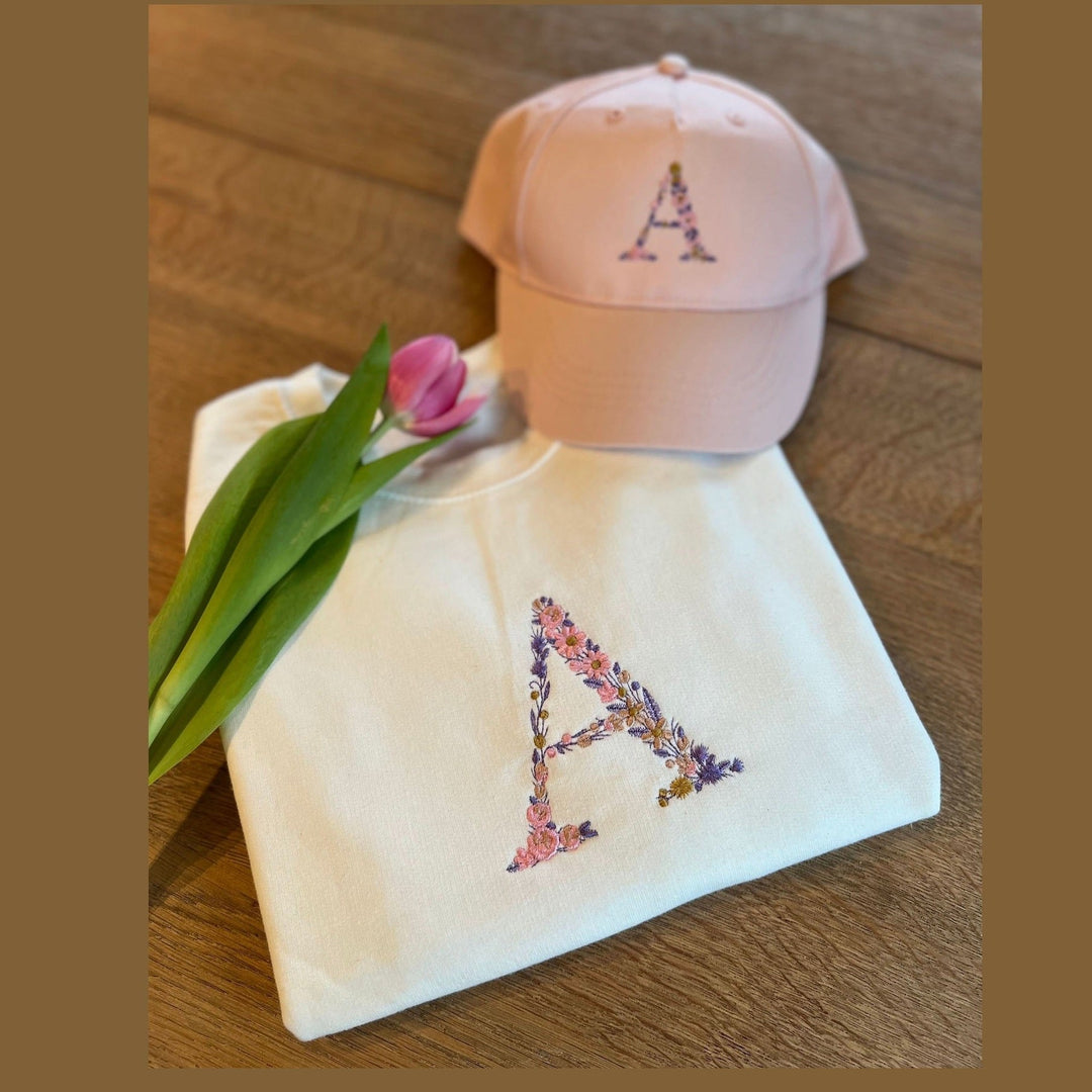 Sweaters voor kinderen - bloemenalpabet - geborduurde initiaal - Caro B Handmade - Merchtem