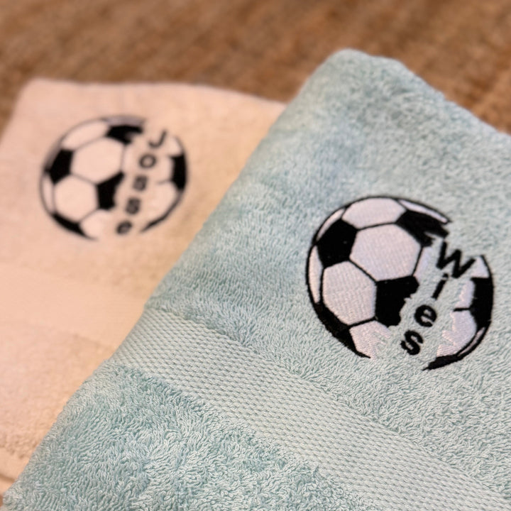 Sporthanddoek met naam en favoriete sportbal