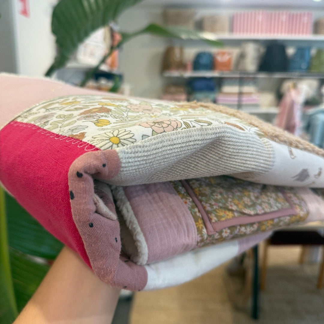 Koesterdeken met babykleding - Handgemaakt Caro B Handmade