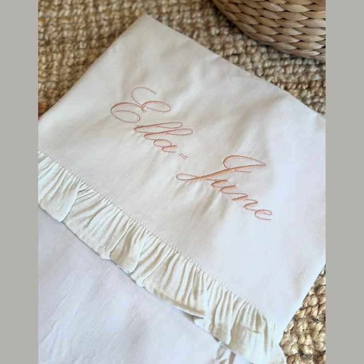 Koeka Wieglaken Faro Ruffle met Naam - Borduren Koeka