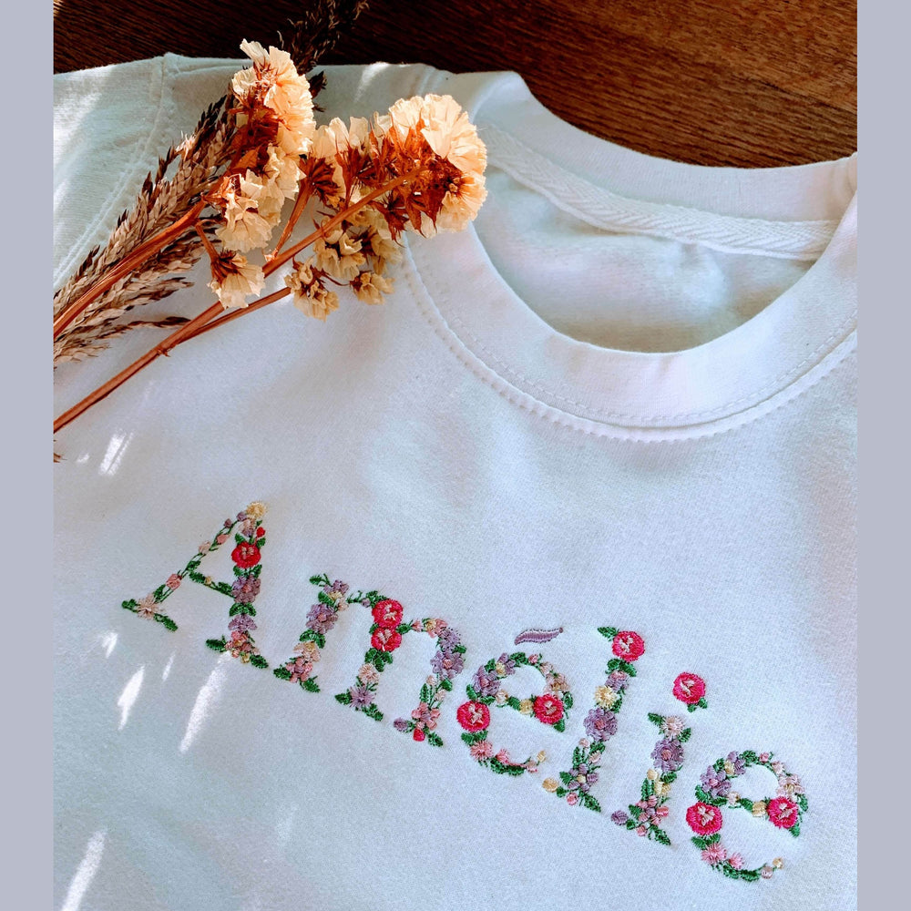 Geborduurde sweater voor kinderen - Bloemenletters - Gepersonaliseerde trui - Caro B Handmade
