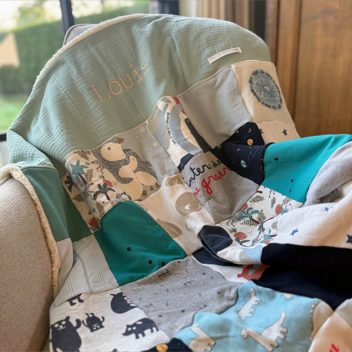 Babydeken met je babykleding - Koesterdekentje - Geborduurd met naam Caro B Handmade