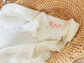 Hydrofieldoek - babydekentje - geborduurd met naam - gepersonaliseerd met naam - Hydrofiele doek met een geborduurde naam - Caro B Handmade Merchtem