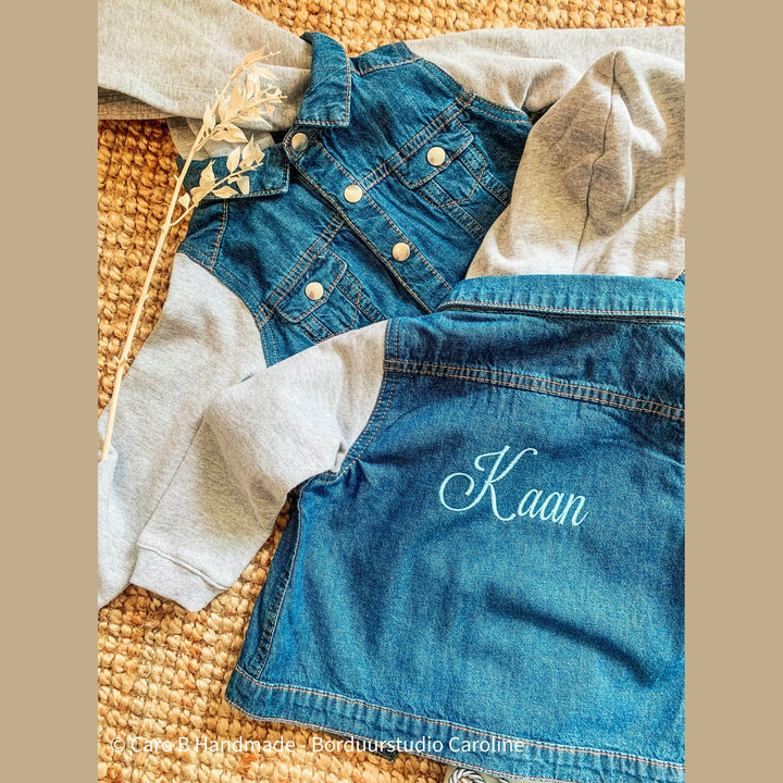 Jeansvest met fleece & kap - Geborduurd met naam - Denin - Caro B Handmade