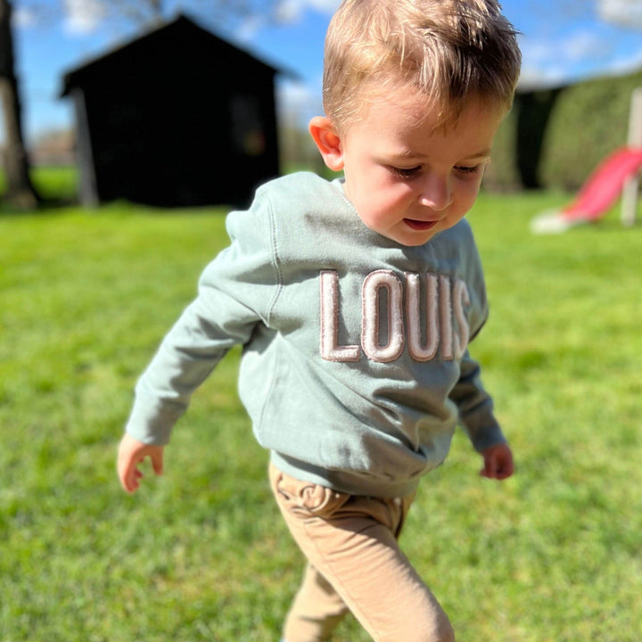 Kindersweater - Geborduurd met naam in fleece letters - Caro B Handmade