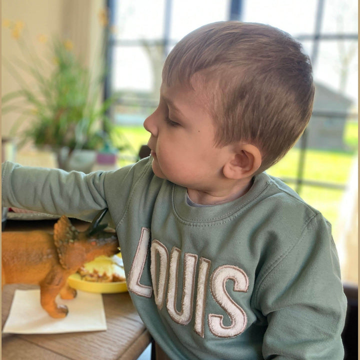 Kindersweater - Geborduurd met naam in fleece letters - Caro B Handmade