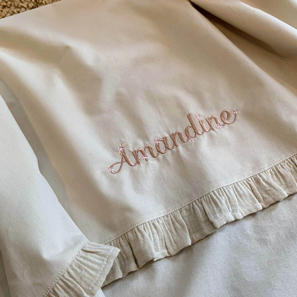 Koeka Wieglaken Faro Ruffle met Naam - Borduren - Caro B Handmade