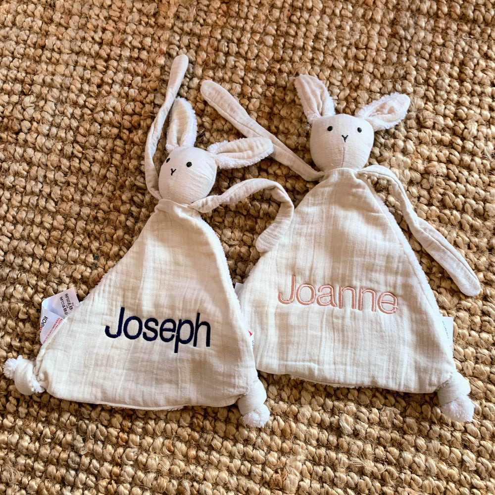 Koeka Knuffel Otis met naam - Borduren - Warm White - Caro B Handmade