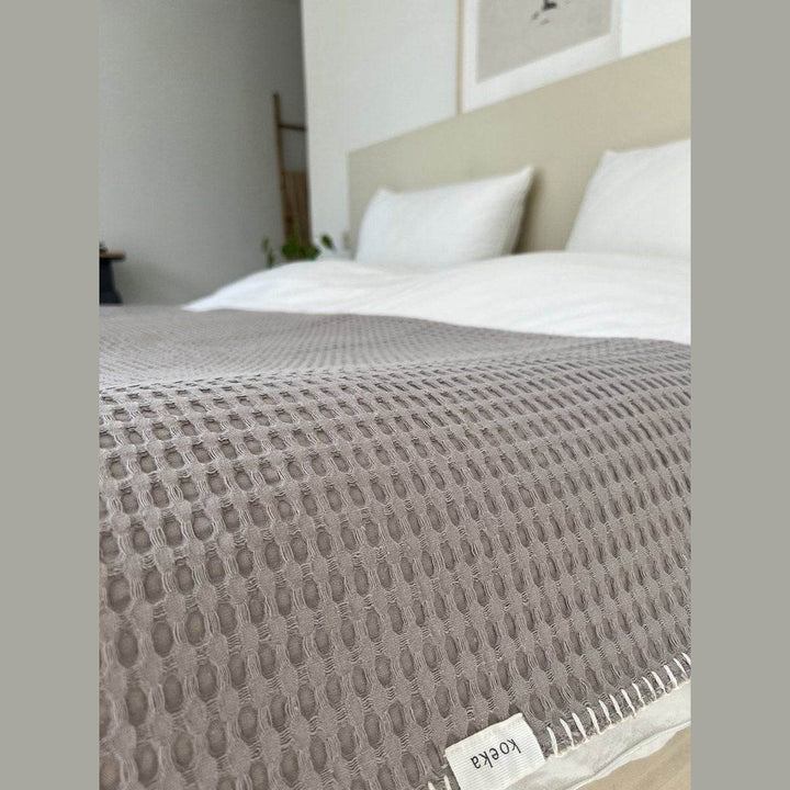 Koeka Plaid Eenpersoonsdeken Wafel/teddy Oslo met Naam - Borduren - Taupe - Caro B Handmade