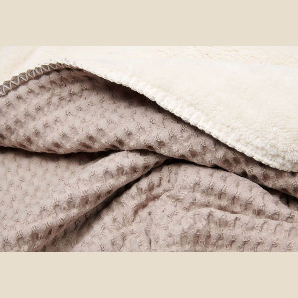 Koeka Plaid Eenpersoonsdeken Wafel/teddy Oslo met Naam - Borduren - Sand/Pebble - Caro B Handmade