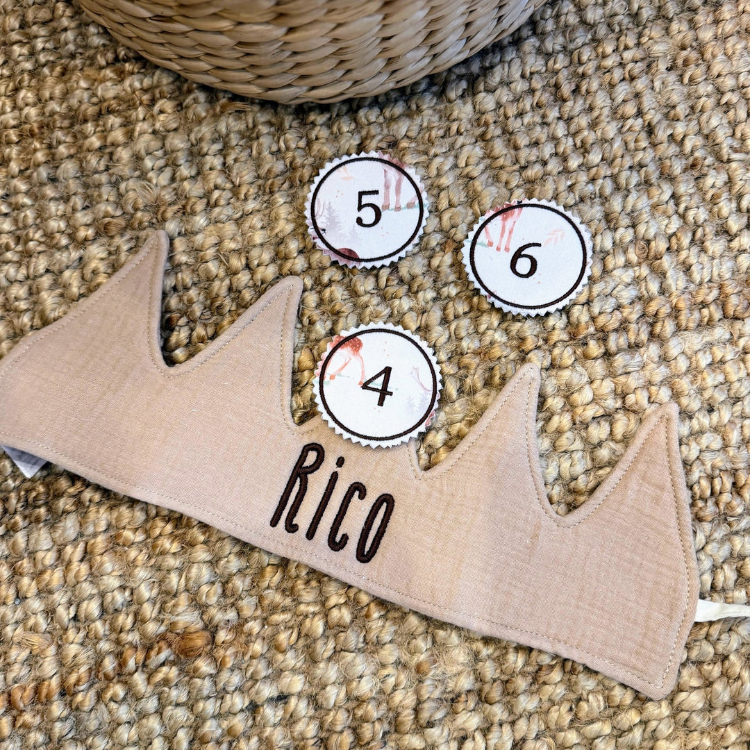 Verjaardagskroon met Naam en cijferbuttons - Borduren Jollein