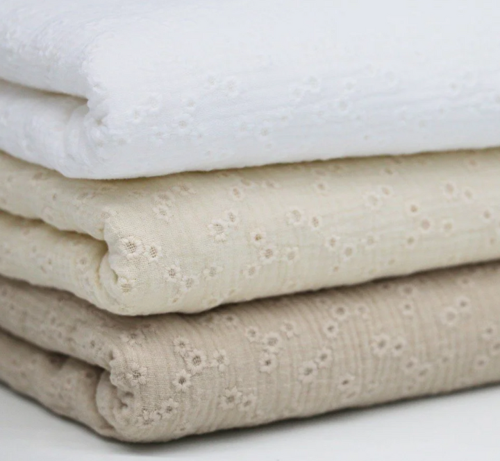 Couverture bébé en peluche &amp; hydrophile - Fait main &amp; brodée - A assembler soi-même