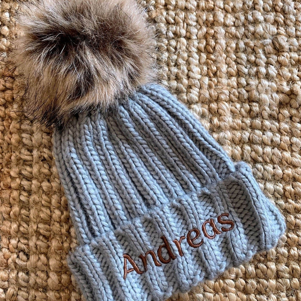 Muts met pompom Geborduurd met naam - Grijs - Caro B Handmade