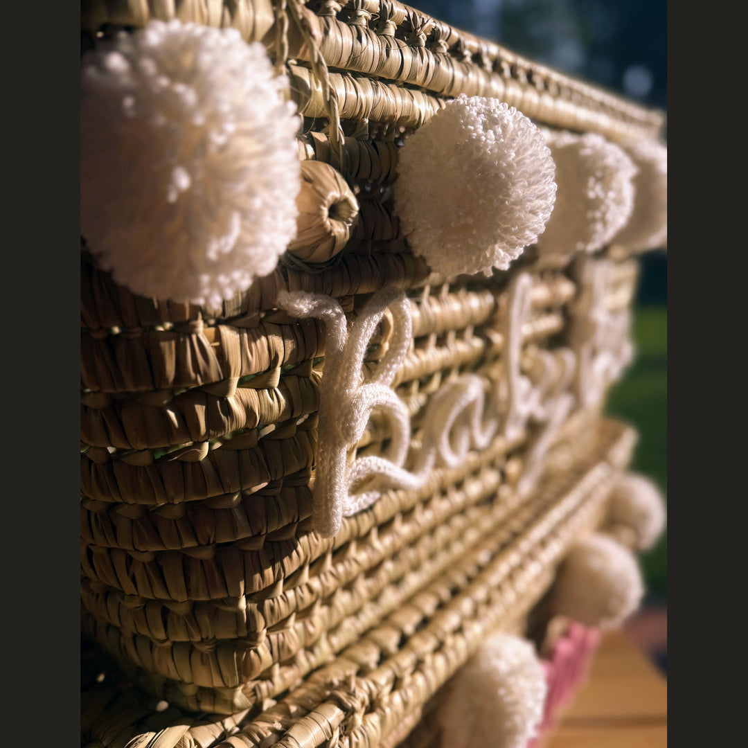 Detail van punnik naam op een handgemaakte mand van 60 cm uit palmblad.
