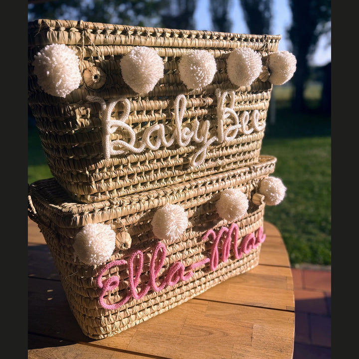 Detail van punnik naam op een handgemaakte mand van 60 cm uit palmblad.
