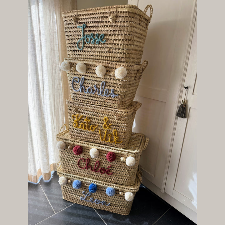 Detail van punnik naam op een handgemaakte mand van 60 cm uit palmblad.
