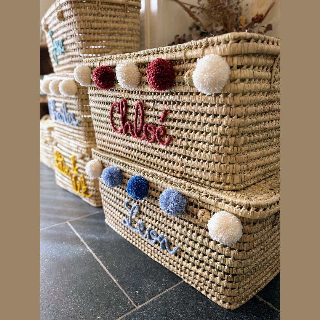 Detail van punnik naam op een handgemaakte mand van 60 cm uit palmblad.
