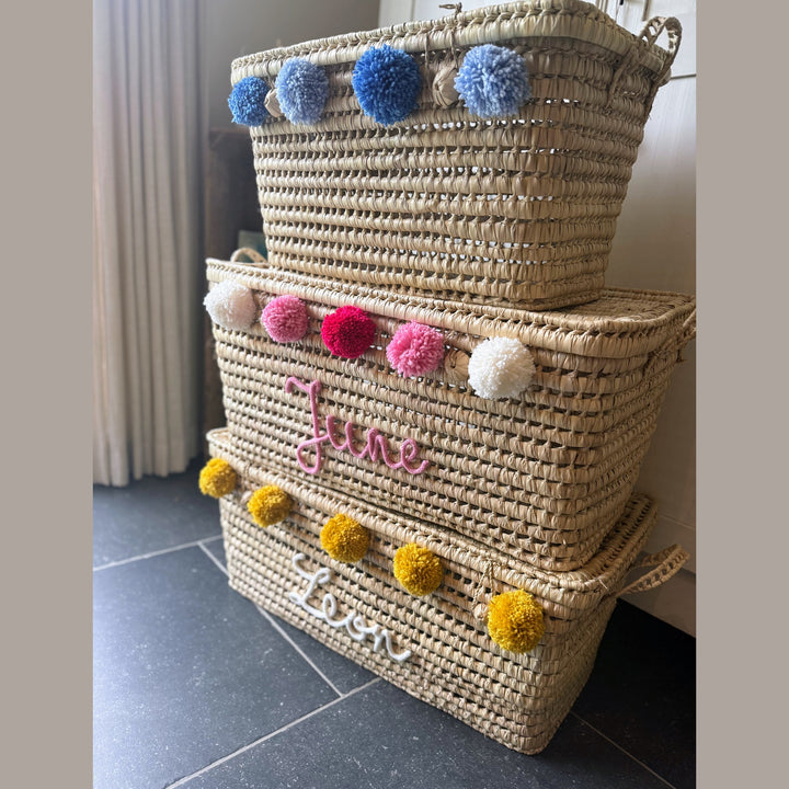 Detail van punnik naam op een handgemaakte mand van 60 cm uit palmblad.
