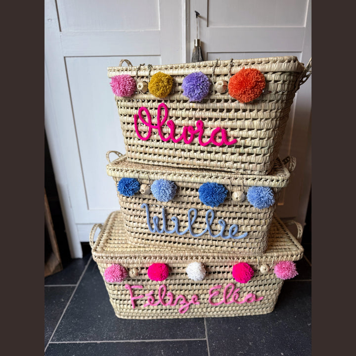 Detail van punnik naam op een handgemaakte mand van 60 cm uit palmblad.
