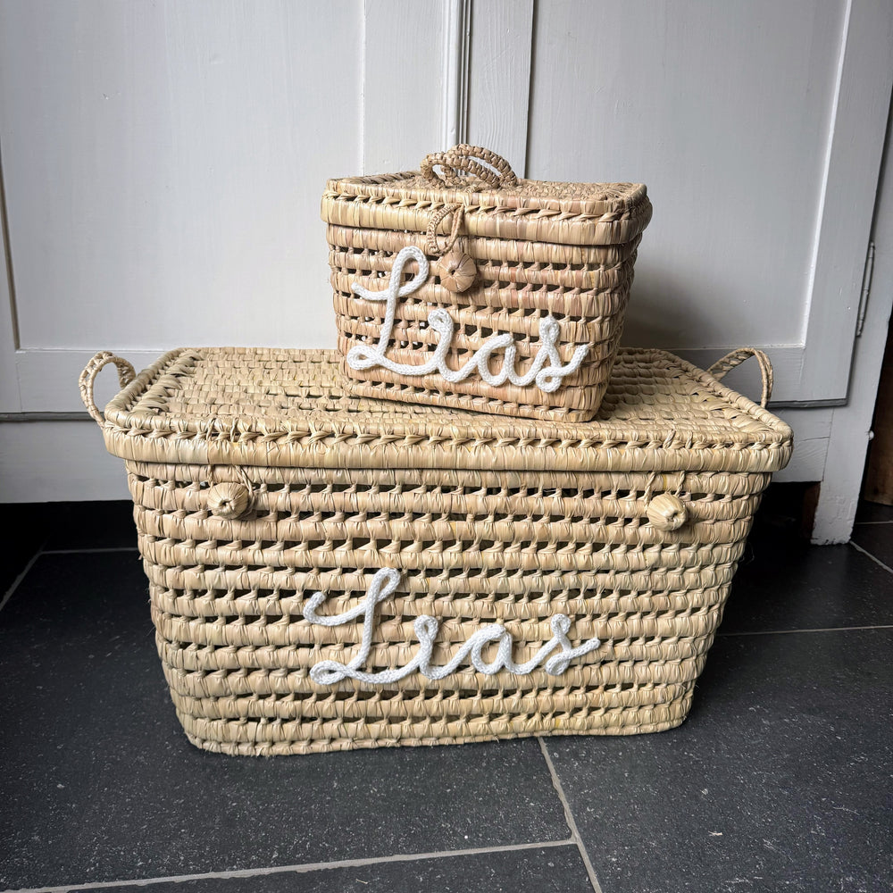 Speelgoedmand met kleurrijke pompons, perfect als eyecatcher in de kinderkamer.