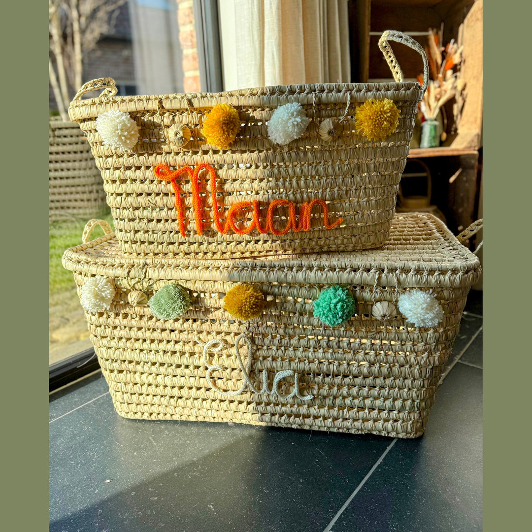 Detail van punnik naam op een handgemaakte mand van 60 cm uit palmblad.
