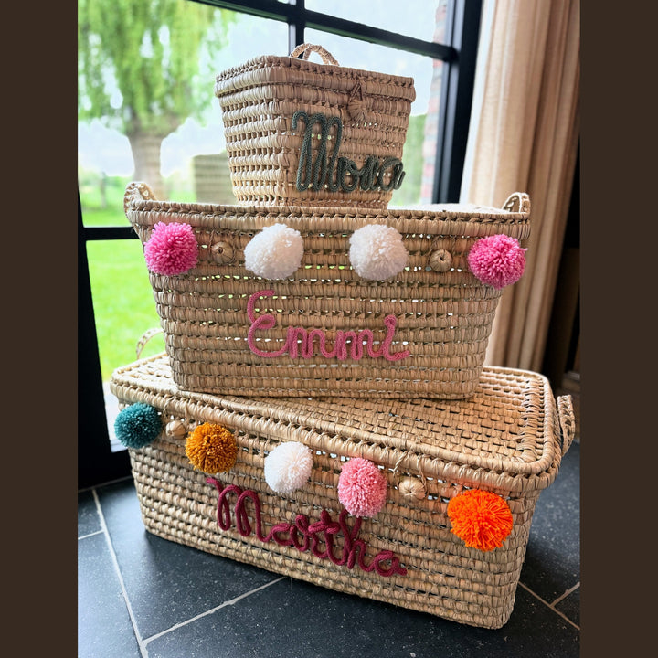 Detail van punnik naam op een handgemaakte mand van 60 cm uit palmblad.
