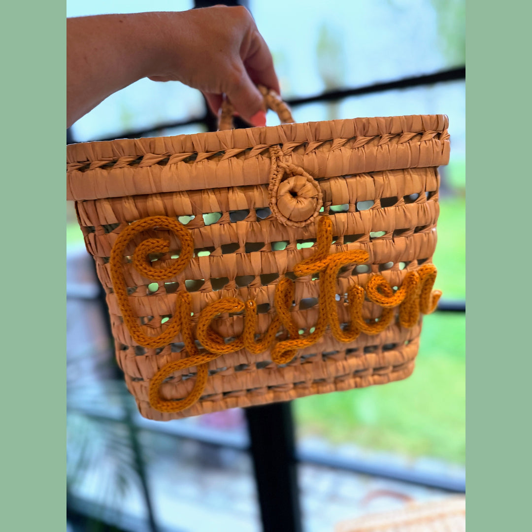 Speelgoedmand met kleurrijke pompons, perfect als eyecatcher in de kinderkamer.