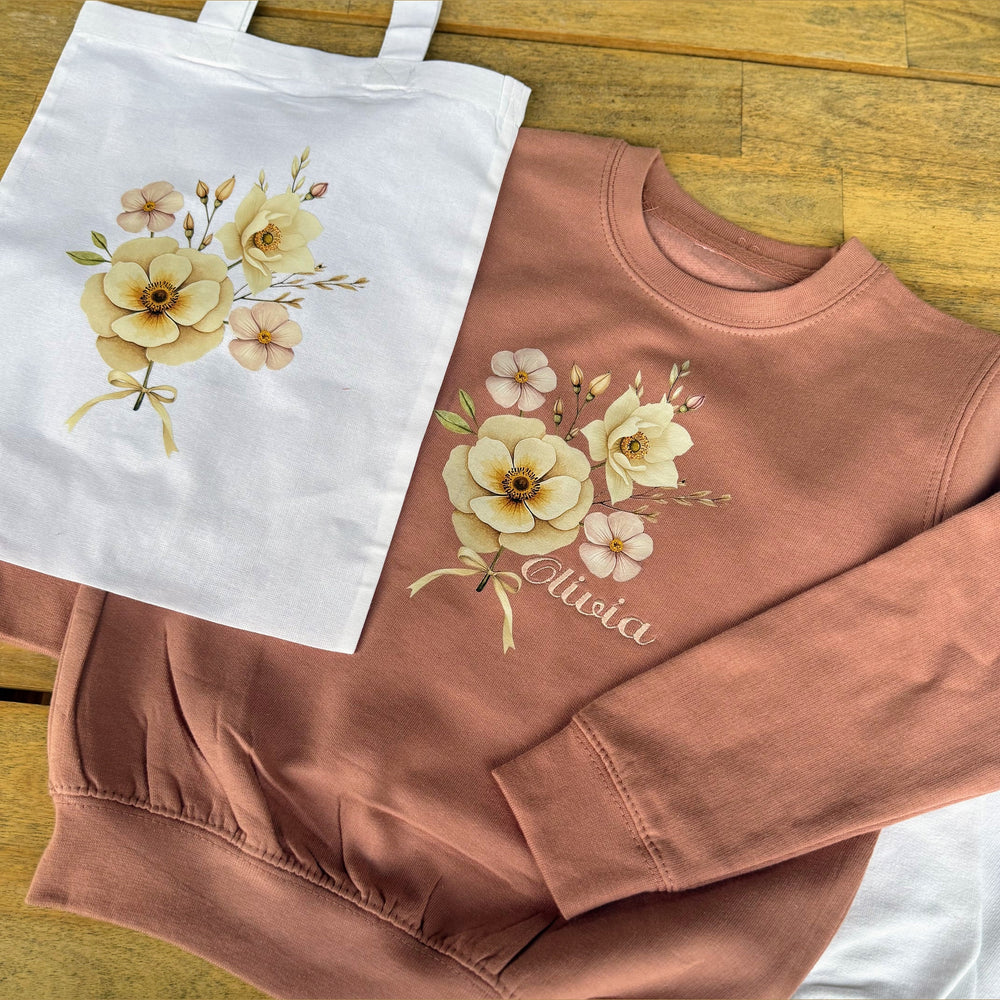 Gepersonaliseerde bloemen-sweater met naam – unieke print Caro B Make It Yours