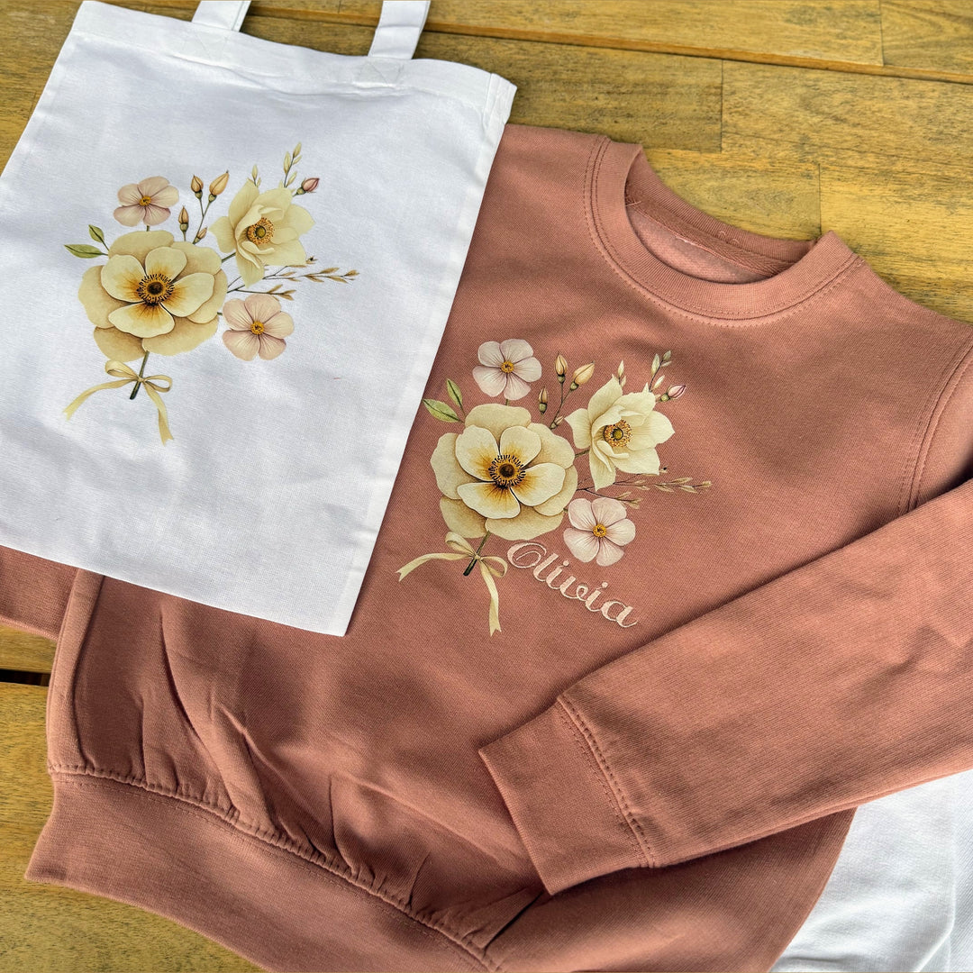 Gepersonaliseerde bloemen-sweater met naam – unieke print Caro B Make It Yours