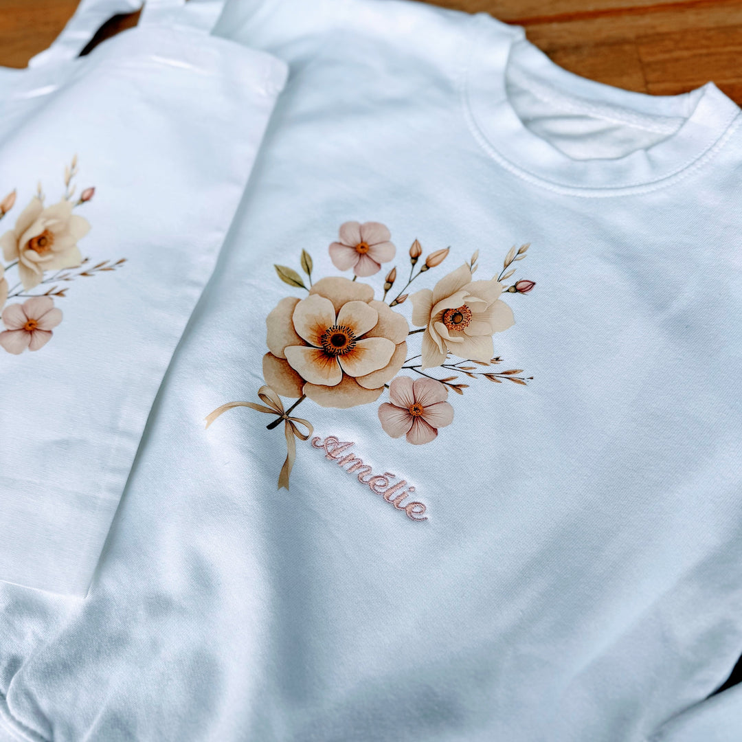 Gepersonaliseerde bloemen-sweater met naam – unieke print Caro B Make It Yours