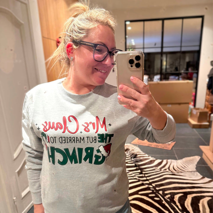 Mrs Claus but Married to The Grinch – kersttrui met humor