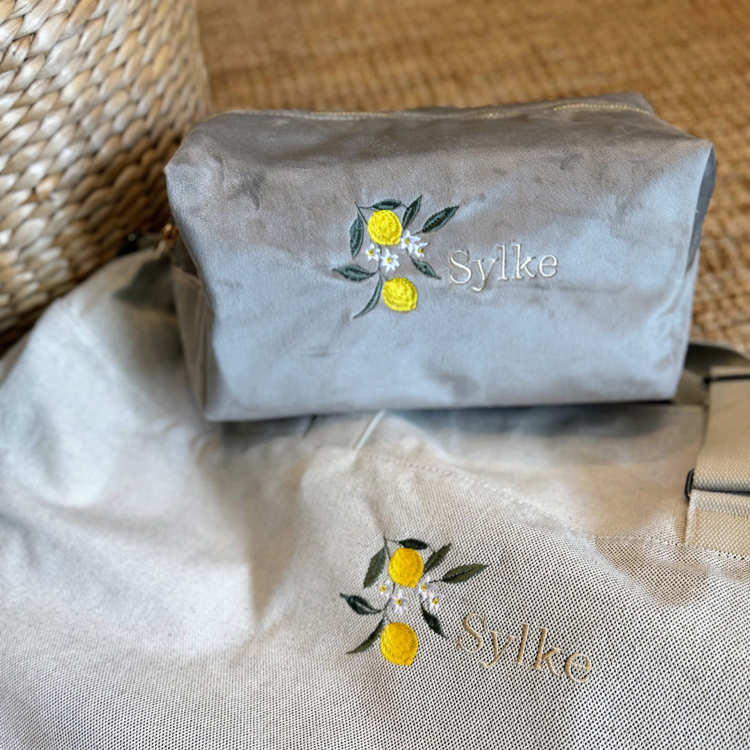 Set van 2 toilettasjes met naam in velvet - Caro B Handmade Caro B Make It Yours