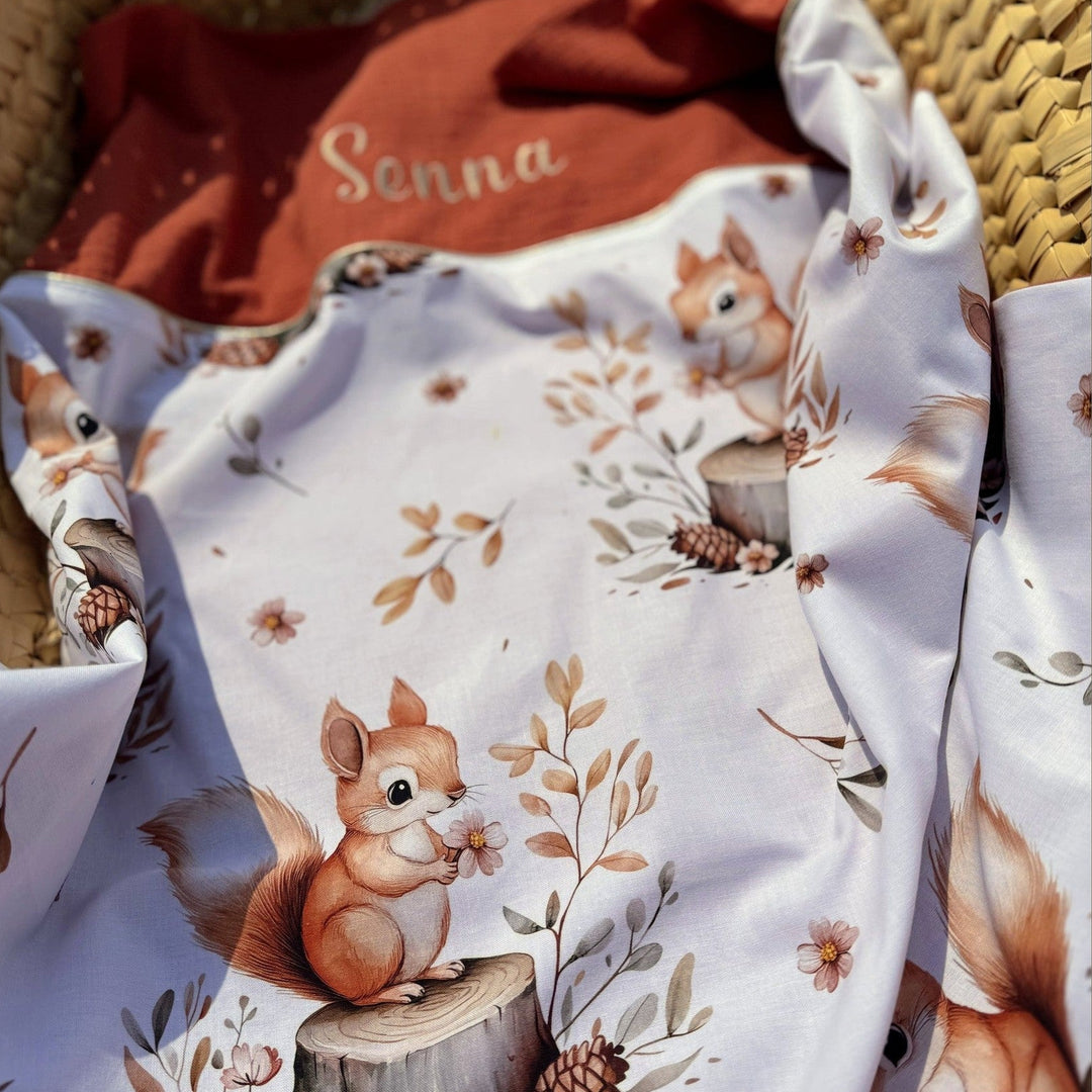 Handgemaakt babydeken met bosdierenprint.