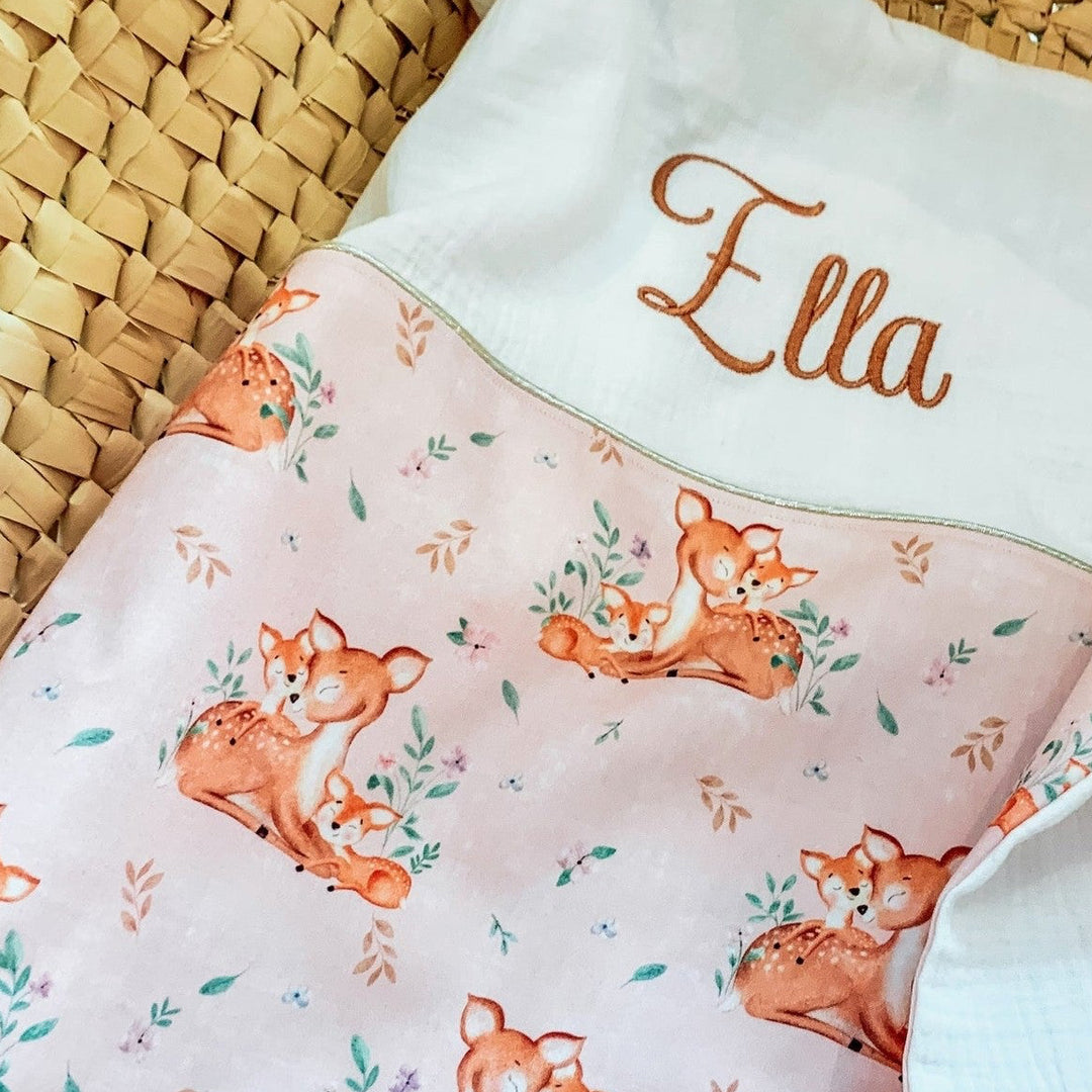 Handgemaakt babydeken met bosdierenprint.