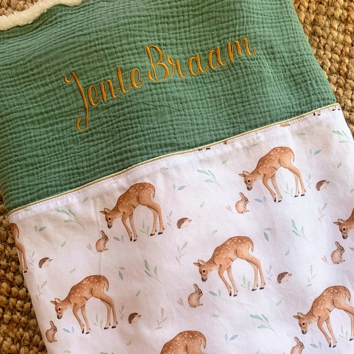 Handgemaakt babydeken met bosdierenprint.