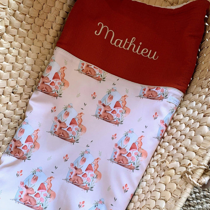 Handgemaakt babydeken met bosdierenprint.