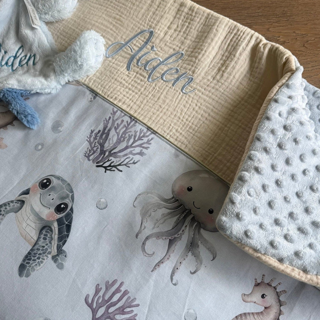 Babydeken met walvissenprint en blauwe achterkant.