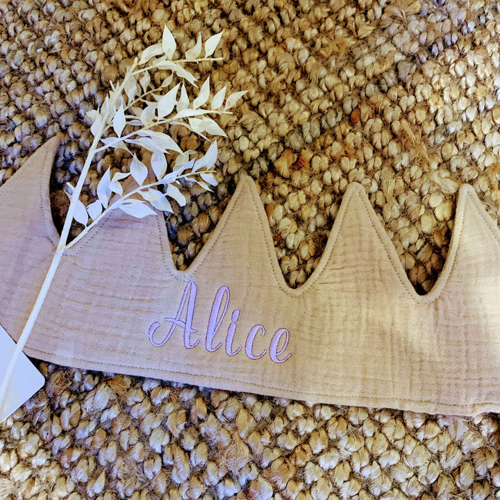 slingers - vlaggenlijn - geboorte - Jollein - Caro B Handmade - winkel en webshop - Peizegem - Merchtem - Buggenhout - borduurstudio - geborduurd met naam - borduren - cadeau's - kraamcadeau - verjaardagskroon - kroon - herbruikbaar