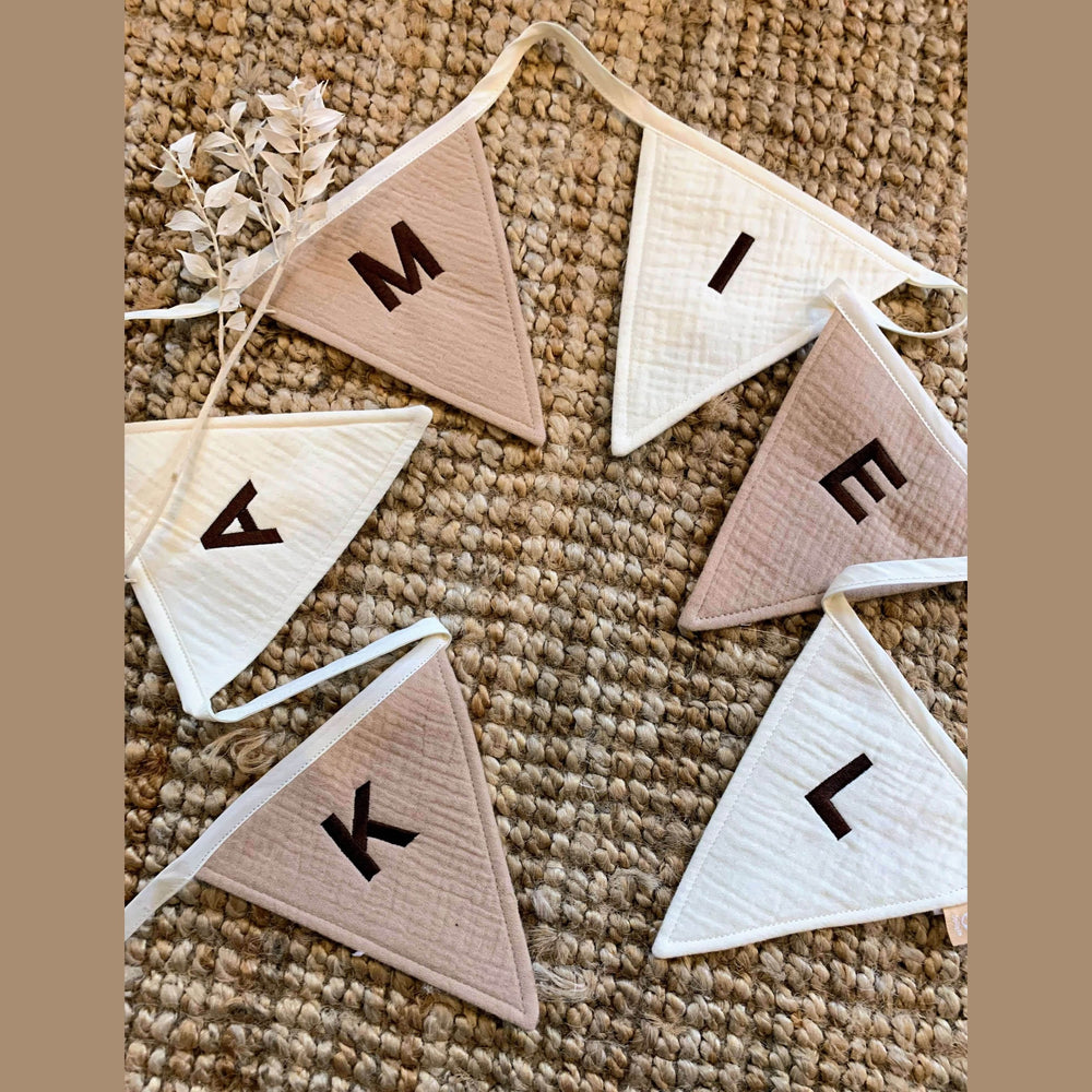 Vlaggenlijn - Slingers - Geborduurd met naam - Jollein - Beige & wit - Caro B Handmade