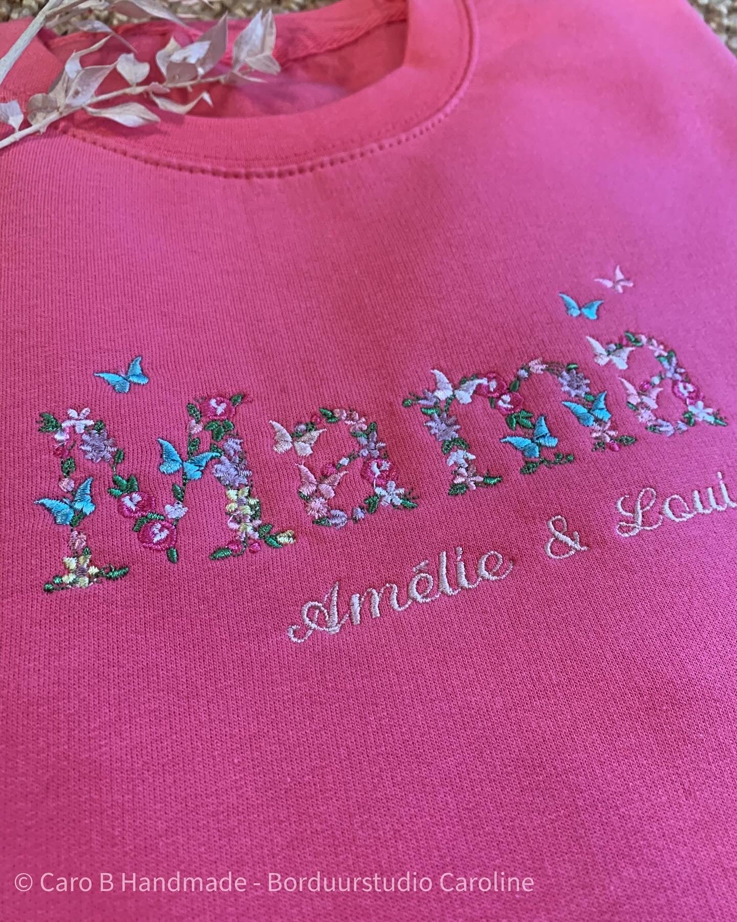 Mama sweater gepersonaliseerd met borduur - Geborduurd met naam - Borduur - Unieke trui voor je meter of metie - Verjaardag Meter - Babywinkel - Caro B Handmade - Merchtem