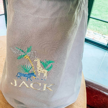 Speelgoedmand met een geborduurde naam - Kinderkamer - Play mobil - Caro B Handmade