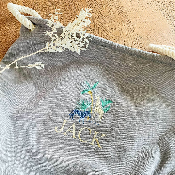 Speelgoedmand met een geborduurde naam - Kinderkamer - Play mobil - Caro B Handmade