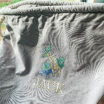 Speelgoedmand met een geborduurde naam - Kinderkamer - Play mobil - Caro B Handmade